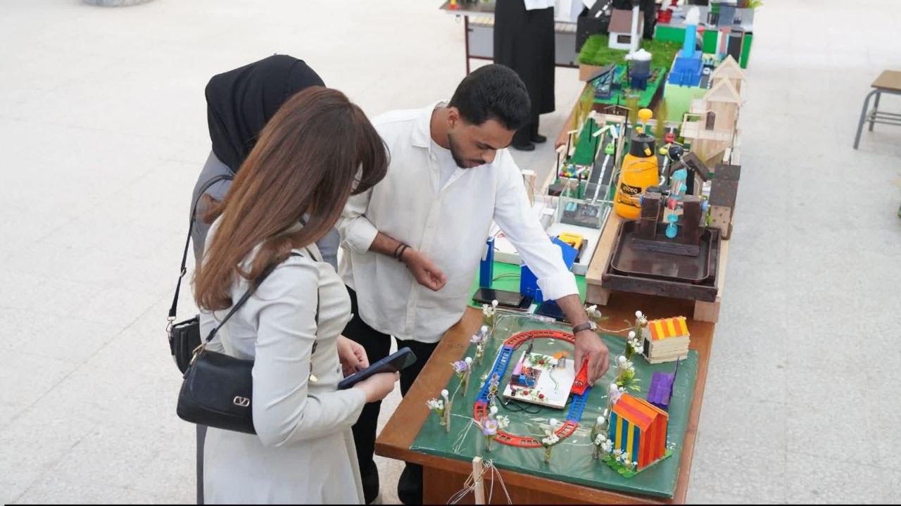 كلية هندسة النفط والغاز تنظم فعالية علمية لعرض مشاريع الطلبة في مجال الطاقة المتجددة