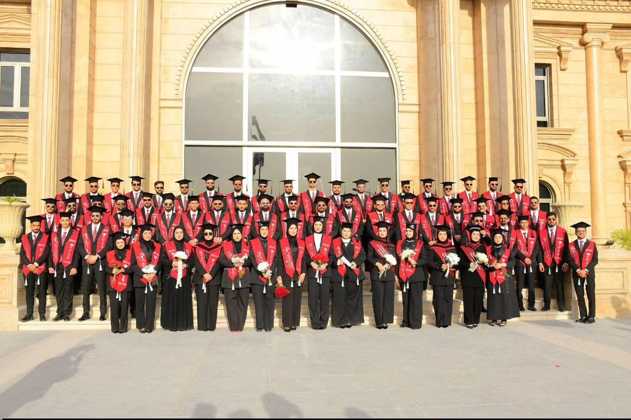 خريجو كلية الادارة الصناعية للنفط والغاز